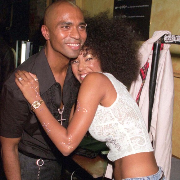 Mel B avec son mari Jimmy Gulzar lors d'un défilé à Londres le 23 septembre 1999.