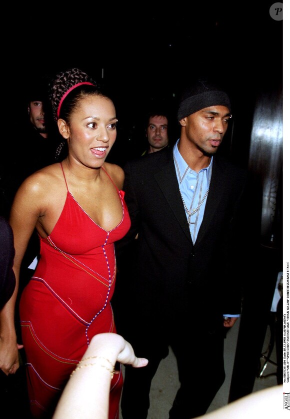 Mel B enceinte avec son mari Jimmy Gulzar à la sortie d'un restaurant de Londres le 7 décembre 1998.