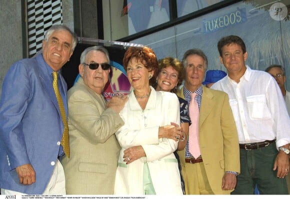 Garry Marshall, Tom Bosley, Erin Moran, henry Winkler et Anson Williams sur le Walk of Fame pour l'étoile remise à Marion Ross, à Los Angeles le 13 juillet 2001.
