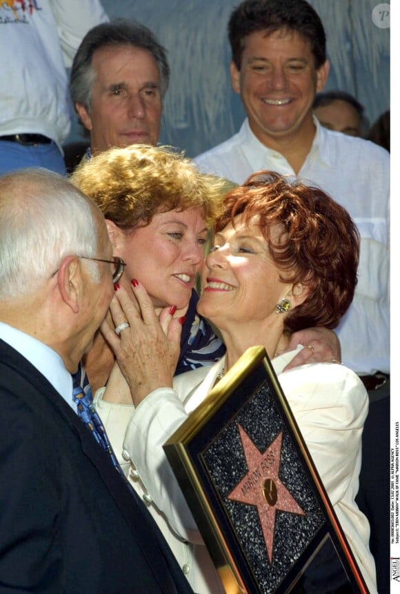 Erin Moran félicite Marion Ross pour son étoile sur le Walk of Fame, à Los Angeles le 13 juillet 20001.