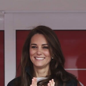 Kate Middleton, duchesse de Cambridge, le prince William et le prince Harry ont assisté le 23 avril 2017 au marathon de Londres, où leur organisation Heads Together était l'association de l'année. Après avoir donné le départ, ils se sont postés à mi-course pour encourager et ravitailler les coureurs, avant de gagner la ligne d'arrivée pour les féliciter.