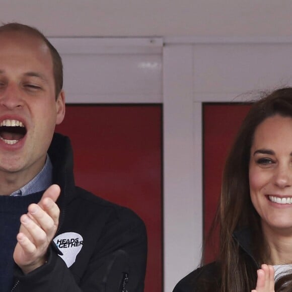 Kate Middleton, duchesse de Cambridge, le prince William et le prince Harry ont assisté le 23 avril 2017 au marathon de Londres, où leur organisation Heads Together était l'association de l'année. Après avoir donné le départ, ils se sont postés à mi-course pour encourager et ravitailler les coureurs, avant de gagner la ligne d'arrivée pour les féliciter.