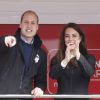 Kate Middleton, duchesse de Cambridge, le prince William et le prince Harry ont assisté le 23 avril 2017 au marathon de Londres, où leur organisation Heads Together était l'association de l'année. Après avoir donné le départ, ils se sont postés à mi-course pour encourager et ravitailler les coureurs, avant de gagner la ligne d'arrivée pour les féliciter.