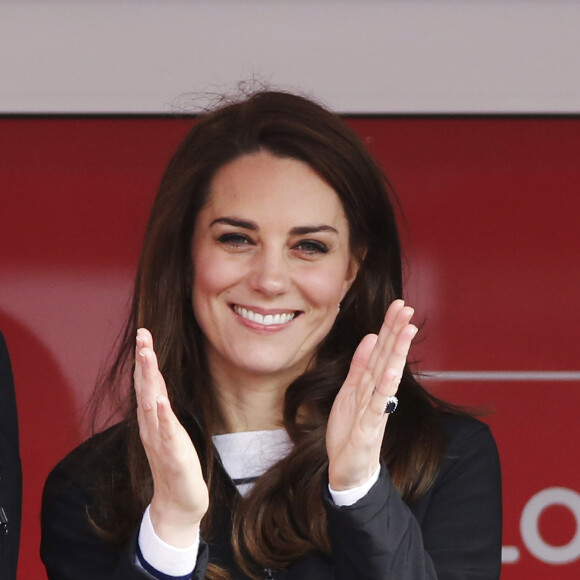 Kate Middleton, duchesse de Cambridge, le prince William et le prince Harry ont assisté le 23 avril 2017 au marathon de Londres, où leur organisation Heads Together était l'association de l'année. Après avoir donné le départ, ils se sont postés à mi-course pour encourager et ravitailler les coureurs, avant de gagner la ligne d'arrivée pour les féliciter.