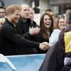 Kate Middleton, duchesse de Cambridge, le prince William et le prince Harry ont assisté le 23 avril 2017 au marathon de Londres, où leur organisation Heads Together était l'association de l'année. Après avoir donné le départ, ils se sont postés à mi-course pour encourager et ravitailler les coureurs, avant de gagner la ligne d'arrivée pour les féliciter.