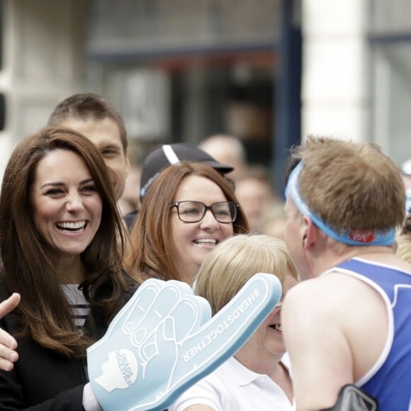 Kate Middleton, duchesse de Cambridge, le prince William et le prince Harry ont assisté le 23 avril 2017 au marathon de Londres, où leur organisation Heads Together était l'association de l'année. Après avoir donné le départ, ils se sont postés à mi-course pour encourager et ravitailler les coureurs, avant de gagner la ligne d'arrivée pour les féliciter.