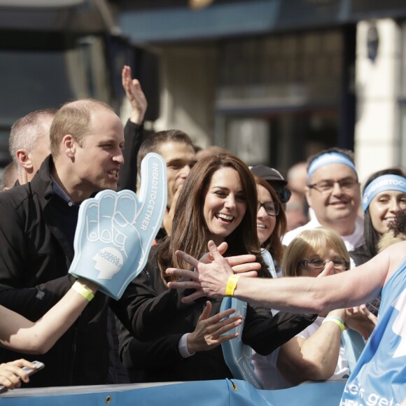 Kate Middleton, duchesse de Cambridge, le prince William et le prince Harry ont assisté le 23 avril 2017 au marathon de Londres, où leur organisation Heads Together était l'association de l'année. Après avoir donné le départ, ils se sont postés à mi-course pour encourager et ravitailler les coureurs, avant de gagner la ligne d'arrivée pour les féliciter.