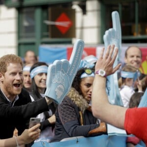 Kate Middleton, duchesse de Cambridge, le prince William et le prince Harry ont assisté le 23 avril 2017 au marathon de Londres, où leur organisation Heads Together était l'association de l'année. Après avoir donné le départ, ils se sont postés à mi-course pour encourager et ravitailler les coureurs, avant de gagner la ligne d'arrivée pour les féliciter.