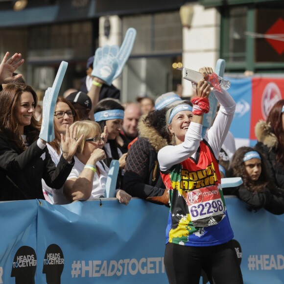 Kate Middleton, duchesse de Cambridge, le prince William et le prince Harry ont assisté le 23 avril 2017 au marathon de Londres, où leur organisation Heads Together était l'association de l'année. Après avoir donné le départ, ils se sont postés à mi-course pour encourager et ravitailler les coureurs, avant de gagner la ligne d'arrivée pour les féliciter.