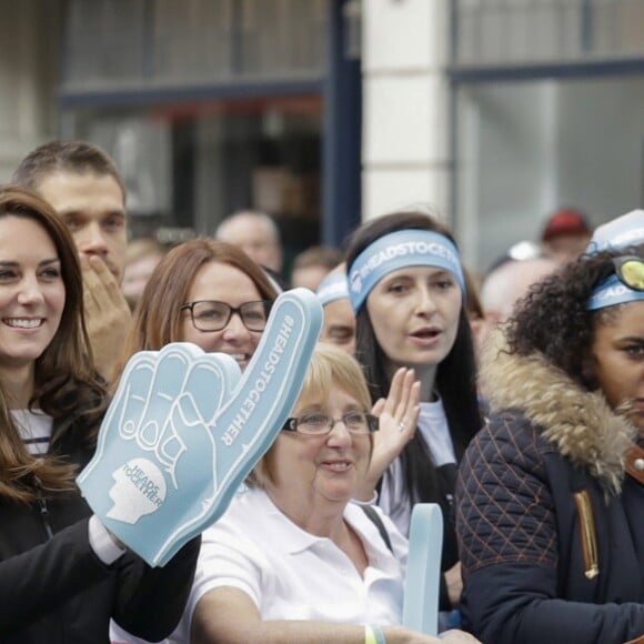 Kate Middleton, duchesse de Cambridge, le prince William et le prince Harry ont assisté le 23 avril 2017 au marathon de Londres, où leur organisation Heads Together était l'association de l'année. Après avoir donné le départ, ils se sont postés à mi-course pour encourager et ravitailler les coureurs, avant de gagner la ligne d'arrivée pour les féliciter.