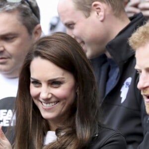 Kate Middleton, duchesse de Cambridge, le prince William et le prince Harry ont assisté le 23 avril 2017 au marathon de Londres, où leur organisation Heads Together était l'association de l'année. Après avoir donné le départ, ils se sont postés à mi-course pour encourager et ravitailler les coureurs, avant de gagner la ligne d'arrivée pour les féliciter.