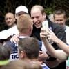 Kate Middleton, duchesse de Cambridge, le prince William et le prince Harry ont assisté le 23 avril 2017 au marathon de Londres, où leur organisation Heads Together était l'association de l'année. Après avoir donné le départ, ils se sont postés à mi-course pour encourager et ravitailler les coureurs, avant de gagner la ligne d'arrivée pour les féliciter.