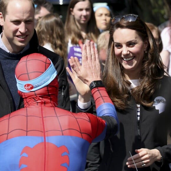 Kate Middleton, duchesse de Cambridge, le prince William et le prince Harry ont assisté le 23 avril 2017 au marathon de Londres, où leur organisation Heads Together était l'association de l'année. Après avoir donné le départ, ils se sont postés à mi-course pour encourager et ravitailler les coureurs, avant de gagner la ligne d'arrivée pour les féliciter.