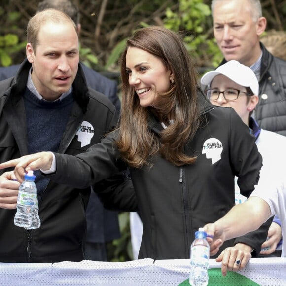 Kate Middleton, duchesse de Cambridge, le prince William et le prince Harry ont assisté le 23 avril 2017 au marathon de Londres, où leur organisation Heads Together était l'association de l'année. Après avoir donné le départ, ils se sont postés à mi-course pour encourager et ravitailler les coureurs, avant de gagner la ligne d'arrivée pour les féliciter.