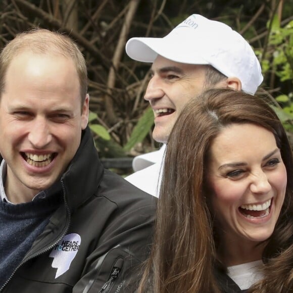 Kate Middleton, duchesse de Cambridge, le prince William et le prince Harry ont assisté le 23 avril 2017 au marathon de Londres, où leur organisation Heads Together était l'association de l'année. Après avoir donné le départ, ils se sont postés à mi-course pour encourager et ravitailler les coureurs, avant de gagner la ligne d'arrivée pour les féliciter.