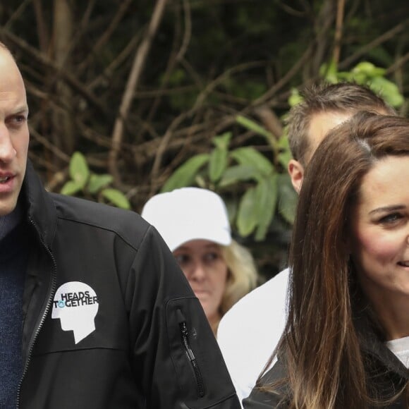 Kate Middleton, duchesse de Cambridge, le prince William et le prince Harry ont assisté le 23 avril 2017 au marathon de Londres, où leur organisation Heads Together était l'association de l'année. Après avoir donné le départ, ils se sont postés à mi-course pour encourager et ravitailler les coureurs, avant de gagner la ligne d'arrivée pour les féliciter.