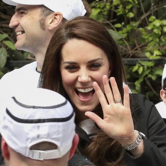 Kate Middleton, duchesse de Cambridge, le prince William et le prince Harry ont assisté le 23 avril 2017 au marathon de Londres, où leur organisation Heads Together était l'association de l'année. Après avoir donné le départ, ils se sont postés à mi-course pour encourager et ravitailler les coureurs, avant de gagner la ligne d'arrivée pour les féliciter.