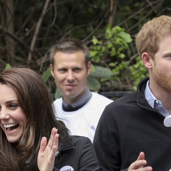 Kate Middleton, duchesse de Cambridge, le prince William et le prince Harry ont assisté le 23 avril 2017 au marathon de Londres, où leur organisation Heads Together était l'association de l'année. Après avoir donné le départ, ils se sont postés à mi-course pour encourager et ravitailler les coureurs, avant de gagner la ligne d'arrivée pour les féliciter.