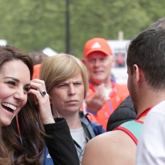 Kate Middleton, duchesse de Cambridge, le prince William et le prince Harry ont assisté le 23 avril 2017 au marathon de Londres, où leur organisation Heads Together était l'association de l'année. Après avoir donné le départ, ils se sont postés à mi-course pour encourager et ravitailler les coureurs, avant de gagner la ligne d'arrivée pour les féliciter.