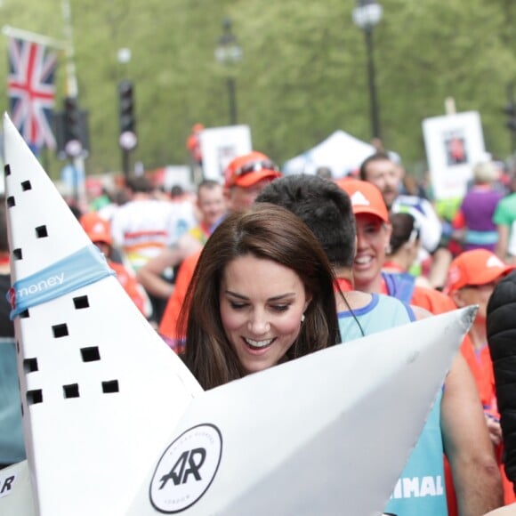 Kate Middleton, duchesse de Cambridge, le prince William et le prince Harry ont assisté le 23 avril 2017 au marathon de Londres, où leur organisation Heads Together était l'association de l'année. Après avoir donné le départ, ils se sont postés à mi-course pour encourager et ravitailler les coureurs, avant de gagner la ligne d'arrivée pour les féliciter.