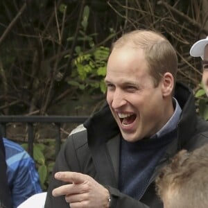 Kate Middleton, duchesse de Cambridge, le prince William et le prince Harry ont assisté le 23 avril 2017 au marathon de Londres, où leur organisation Heads Together était l'association de l'année. Après avoir donné le départ, ils se sont postés à mi-course pour encourager et ravitailler les coureurs, avant de gagner la ligne d'arrivée pour les féliciter.