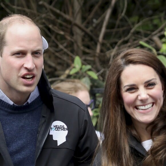 Kate Middleton, duchesse de Cambridge, le prince William et le prince Harry ont assisté le 23 avril 2017 au marathon de Londres, où leur organisation Heads Together était l'association de l'année. Après avoir donné le départ, ils se sont postés à mi-course pour encourager et ravitailler les coureurs, avant de gagner la ligne d'arrivée pour les féliciter.