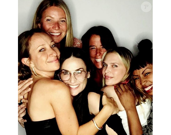 De gauche à droite : Jennifer Meyer, Gwyneth Paltrow, Demi Moore, une amie, Sara Foster et une autre amie. La bande s'est réunie samedi 22 avril pour célébrer les 40 ans de Jennifer Meyer, l'ex-épouse de Tobey Maguire.