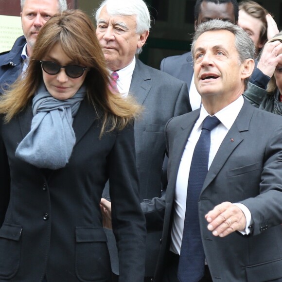 L'ancien président Nicolas Sarkozy et sa femme Carla Bruni-Sarkozy votent pour le premier tour des élections présidentielles au lycée La Fontaine à Paris le 23 avril 2017.