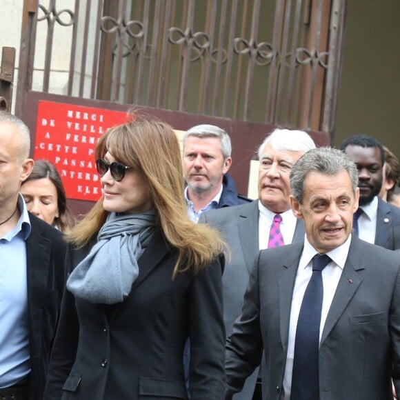 L'ancien président Nicolas Sarkozy et sa femme Carla Bruni-Sarkozy votent pour le premier tour des élections présidentielles au lycée La Fontaine à Paris le 23 avril 2017.
