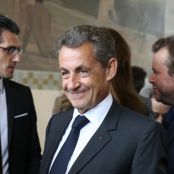 L'ancien président Nicolas Sarkozy et sa femme Carla Bruni-Sarkozy votent pour le premier tour des élections présidentielles au lycée La Fontaine à Paris le 23 avril 2017.