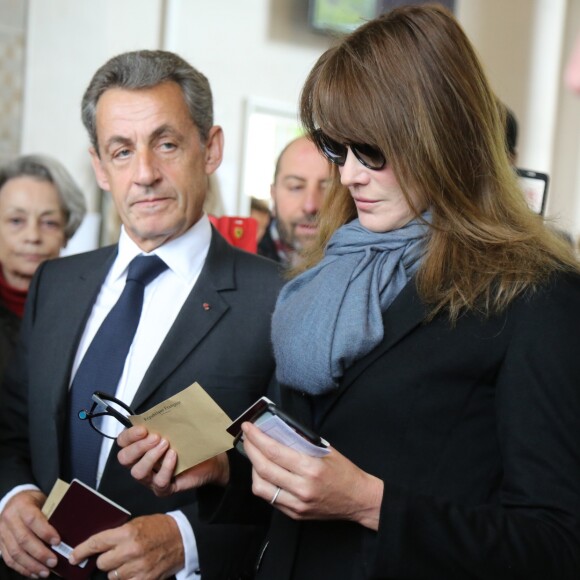 L'ancien président Nicolas Sarkozy et sa femme Carla Bruni-Sarkozy votent pour le premier tour des élections présidentielles au lycée La Fontaine à Paris le 23 avril 2017.