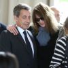 L'ancien président Nicolas Sarkozy et sa femme Carla Bruni-Sarkozy votent pour le premier tour des élections présidentielles au lycée La Fontaine à Paris le 23 avril 2017.