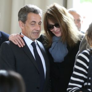 L'ancien président Nicolas Sarkozy et sa femme Carla Bruni-Sarkozy votent pour le premier tour des élections présidentielles au lycée La Fontaine à Paris le 23 avril 2017.