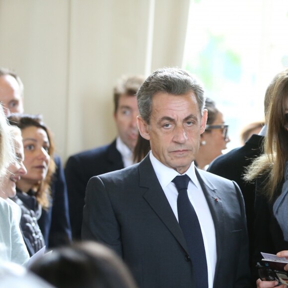 L'ancien président Nicolas Sarkozy et sa femme Carla Bruni-Sarkozy votent pour le premier tour des élections présidentielles au lycée La Fontaine à Paris le 23 avril 2017.