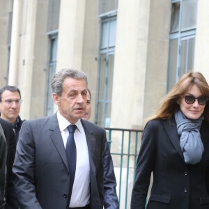 L'ancien président Nicolas Sarkozy et sa femme Carla Bruni-Sarkozy votent pour le premier tour des élections présidentielles au lycée La Fontaine à Paris le 23 avril 2017.