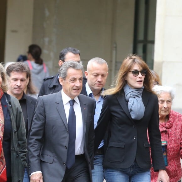 L'ancien président Nicolas Sarkozy et sa femme Carla Bruni-Sarkozy votent pour le premier tour des élections présidentielles au lycée La Fontaine à Paris le 23 avril 2017.