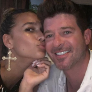 April Love Geary dans un restaurant des Maldives avec son chéri Robin Thicke - Photo publiée sur Instagram au mois d'avril 2017.