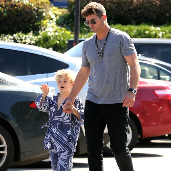 Exclusif - Robin Thicke, très complice avec son fils fait des courses à Los Angeles alors que Robin est en guerre contre son ex femme Paula Patton qui l'accuse d'être violent à l'encontre de leur fils et souhaite lui interdire de le voir. De son côté Robin aurait tenté de manipuler la justice et la police en arguant qu'elle avait kidnappé leur fils. A Los Angeles le 11 mars 2017.