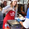 Amanda Crew lors de la journée caritative Mission Thanksgiving Meal pour les sans-abris à Los Angeles, le 23 novembre 2016 © Birdie Thompson/AdMedia via Zuma/Bestimage