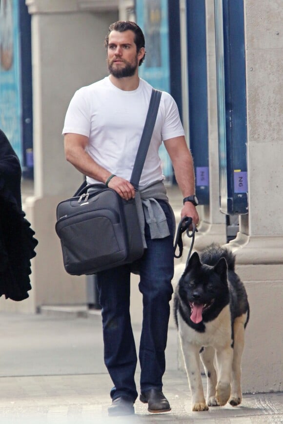 Henry Cavill avec son chien Kal à Londres le 22 avril 2015.