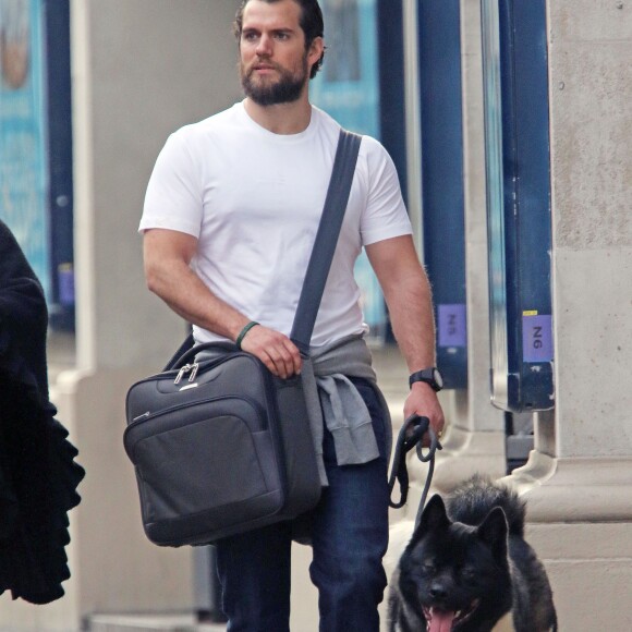 Henry Cavill avec son chien Kal à Londres le 22 avril 2015.