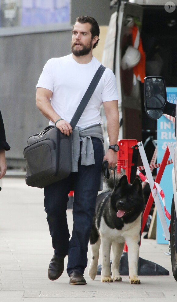 Henry Cavill avec son chien Kal à Londres le 22 avril 2015.