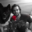 Henry Cavill pose avec son chien, Kal-El, un sublime akita.