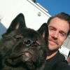 Henry Cavill pose avec son chien, Kal-El, un sublime akita.
