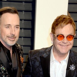 David Furnish et son mari Elton John à la soirée Vanity Fair en marge de la cérémonie des Oscar 2017 à Los Angeles le 26 février 2017.