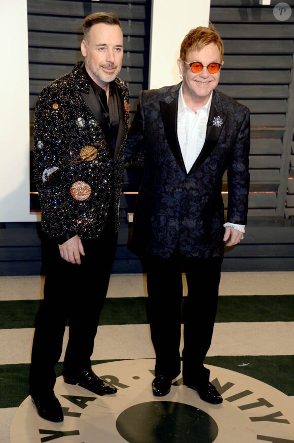 David Furnish et son mari Elton John à la soirée Vanity Fair en marge de la cérémonie des Oscar 2017 à Los Angeles le 26 février 2017.