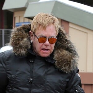 Exclusif - Sir Elton John se balade dans la station de ski d'Aspen, Colorado, Etats-Unis, le 22 décembre 2016
