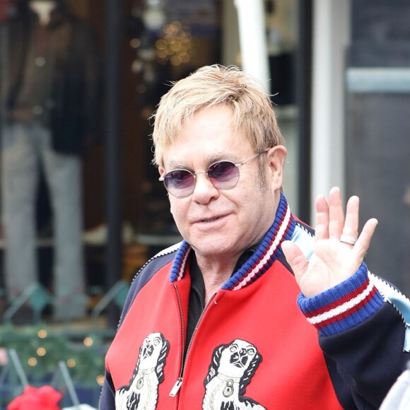 Exclusif - Sir Elton John fait du shopping chez Burberry, Amen Wardy et Chequers dans la station de ski d'Aspen, Colorado, Etats-Unis, le 21 décembre 2016.
