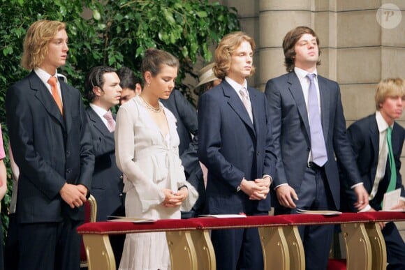 Pierre, Charlotte et Andrea Casiraghi, le prince Ernst August et le prince Christian de Hanovre en juillet 2005 lors des cérémonies pour l'avènement du prince Albert II de Monaco.