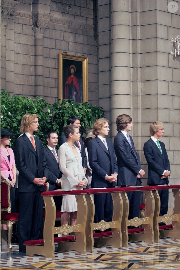 Pierre, Charlotte et Andrea Casiraghi, le prince Ernst August et le prince Christian de Hanovre en juillet 2005 lors des cérémonies pour l'avènement du prince Albert II de Monaco.